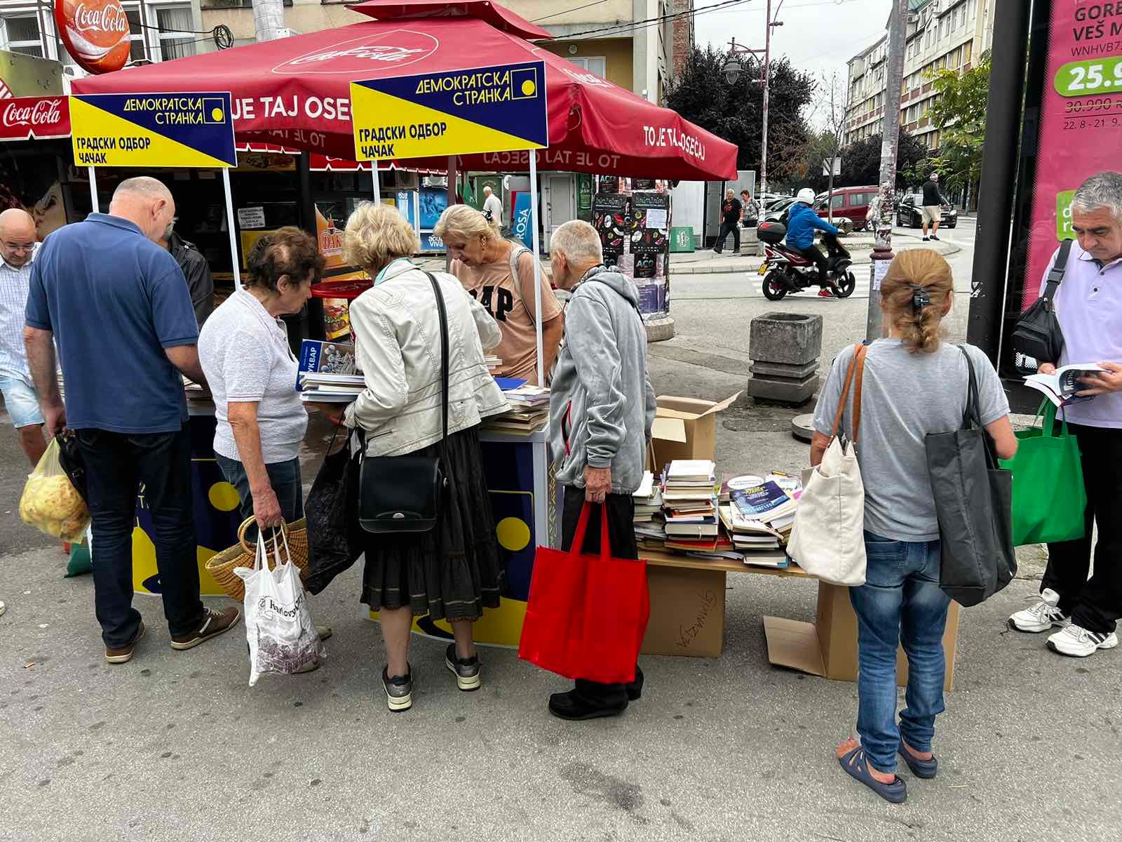 Demokratska stranka ove subote poklanja knjige sugrađanima