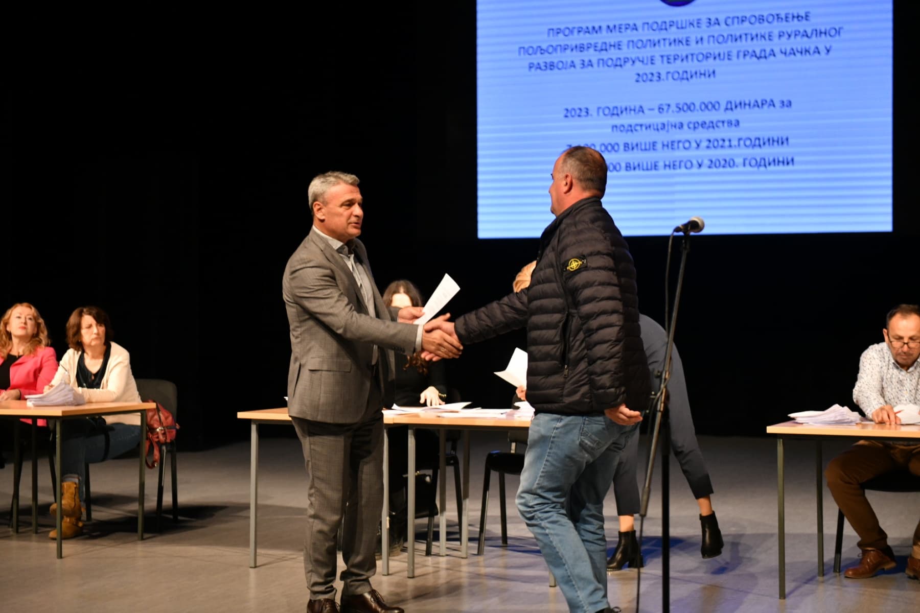 Gradonačelnik Todorović podelio ugovore o podsticajnim sredstvima za poljoprivrednike
