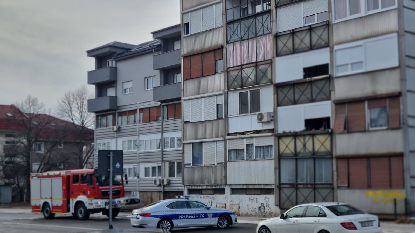 Jedna ženska osoba izgubila život, dve teško povređene u požaru u Trnavskoj ulici