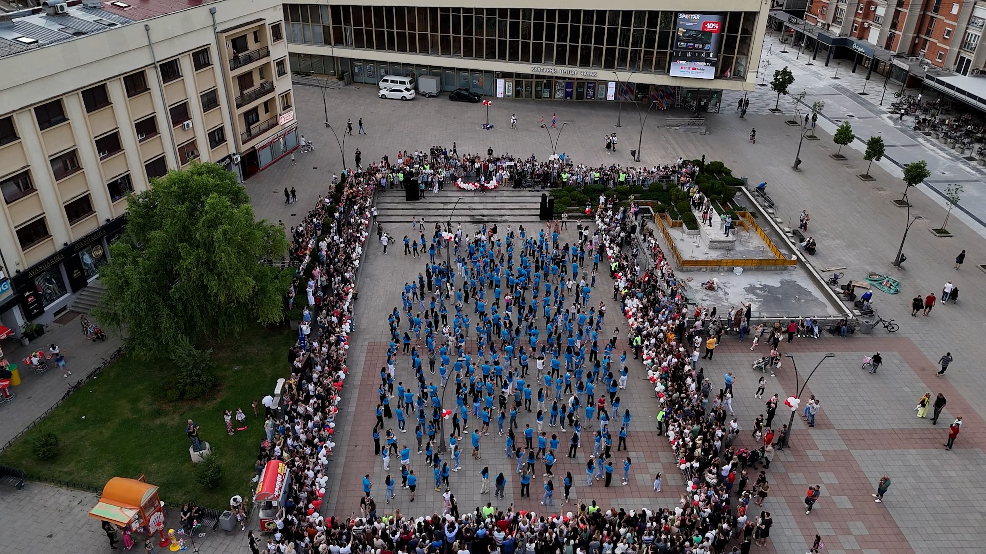 Više od 500 maturanata plesalo na Gradskom trgu u Čačku (VIDEO)