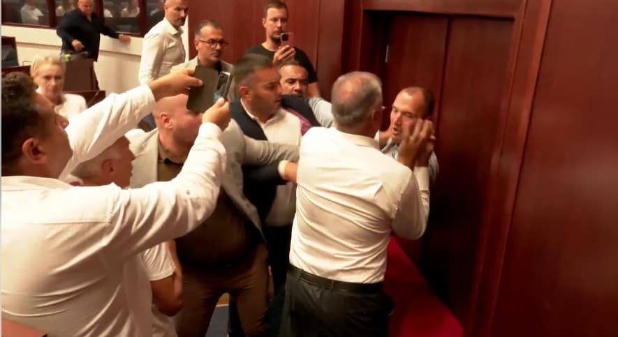 Verbalni i fizički obračun u Skupštini grada (VIDEO)