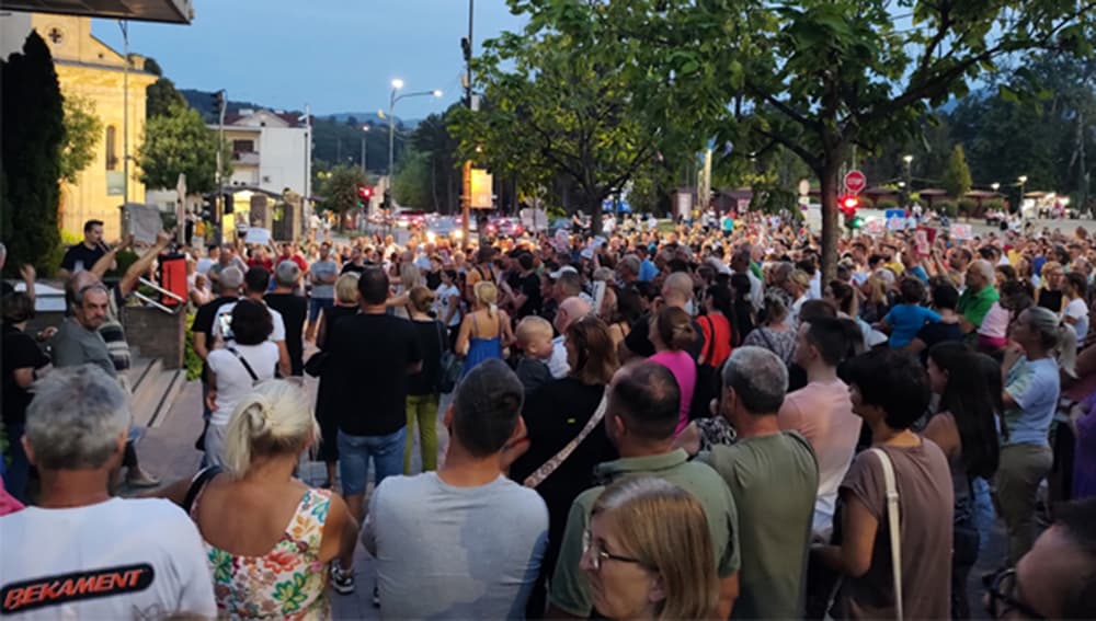 Nikad veći protest u Milanovcu: Građani traže vodu ispred opštine (FOTO)