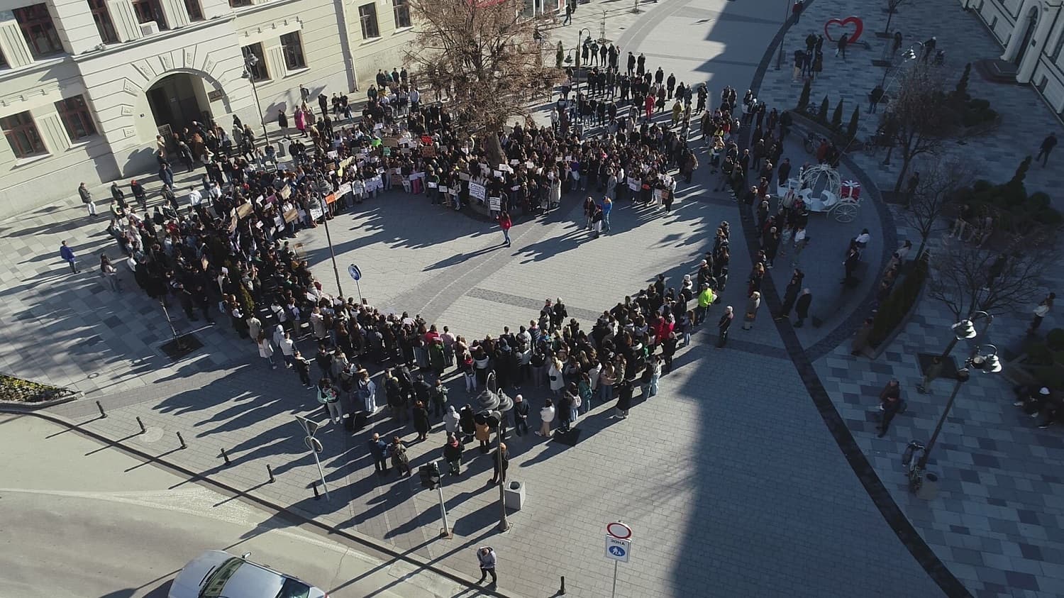 Čačanski maturanti pružaju podršku studentima, sve ih je više na protestima (FOTO)