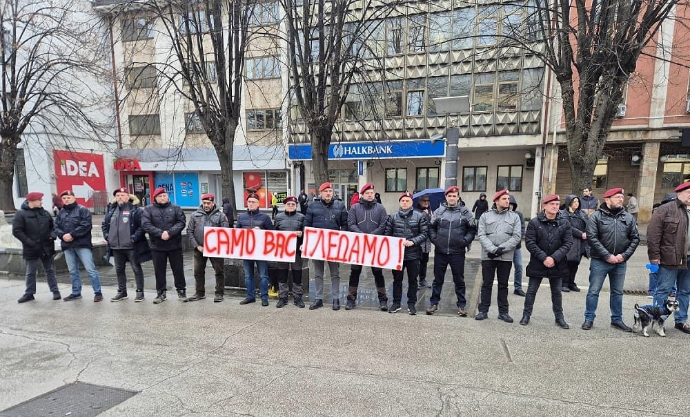 Veterani sa crvenim beretkama iz Padobranske na protestu poručili: Samo vas gledamo
