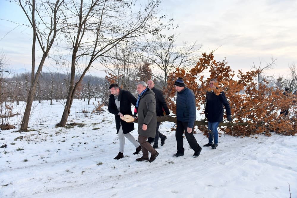 Predstavnici gradskog rukovodstva odsekli badnjak u Lipnici