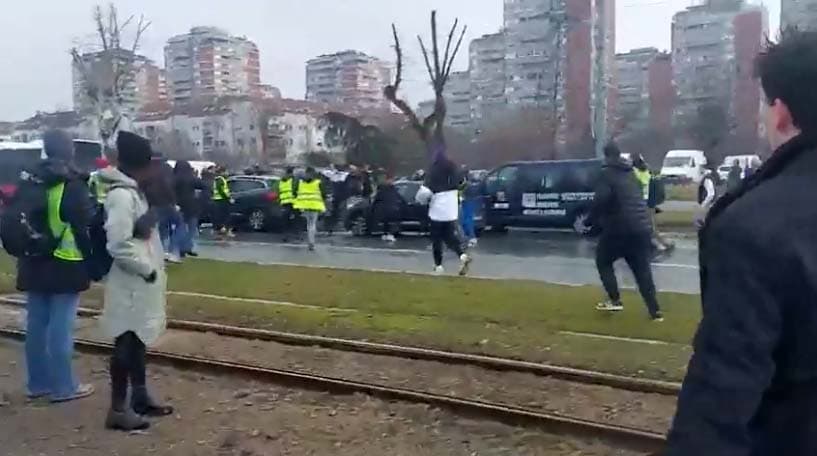 Incident na Novom Beogradu: Kolima se zaletela na okupljene građane pa udarila studentkinju (VIDEO)