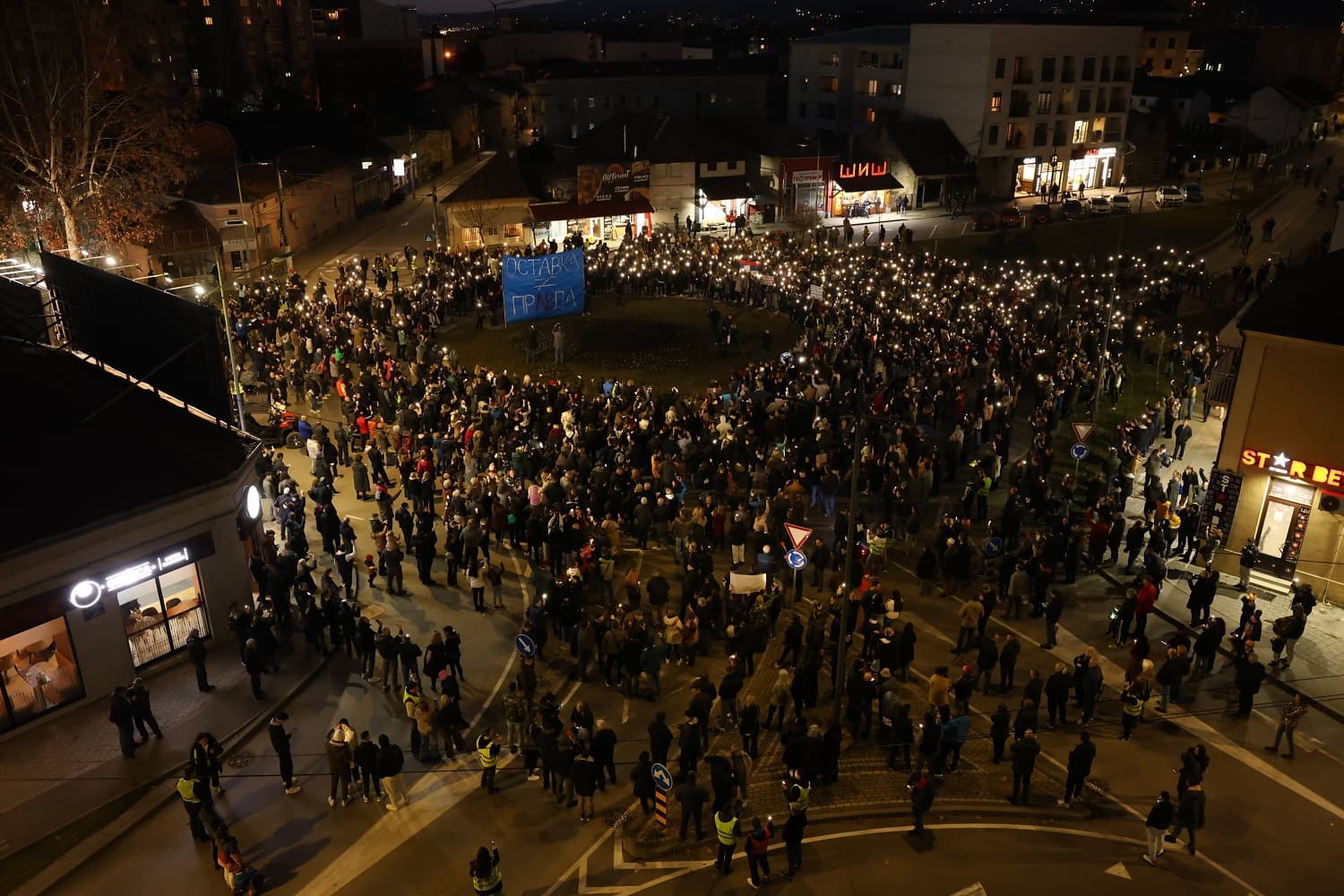 Nekoliko hiljada ljudi protestovalo u Čačku zbog napada na studente u Novom Sadu (FOTO)