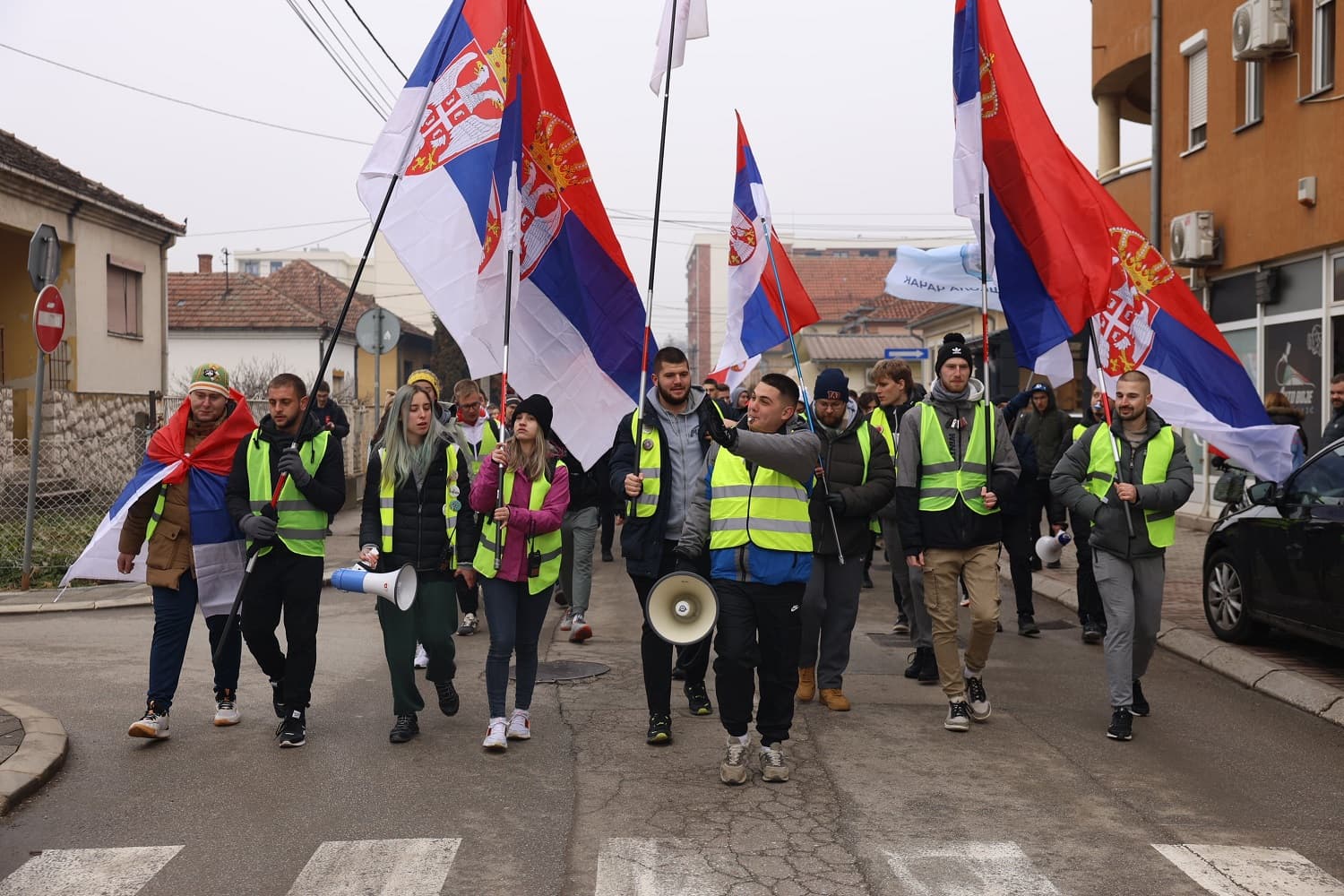 Čačanski studenti i maturanti krenuli peške do Niša (FOTO+VIDEO)