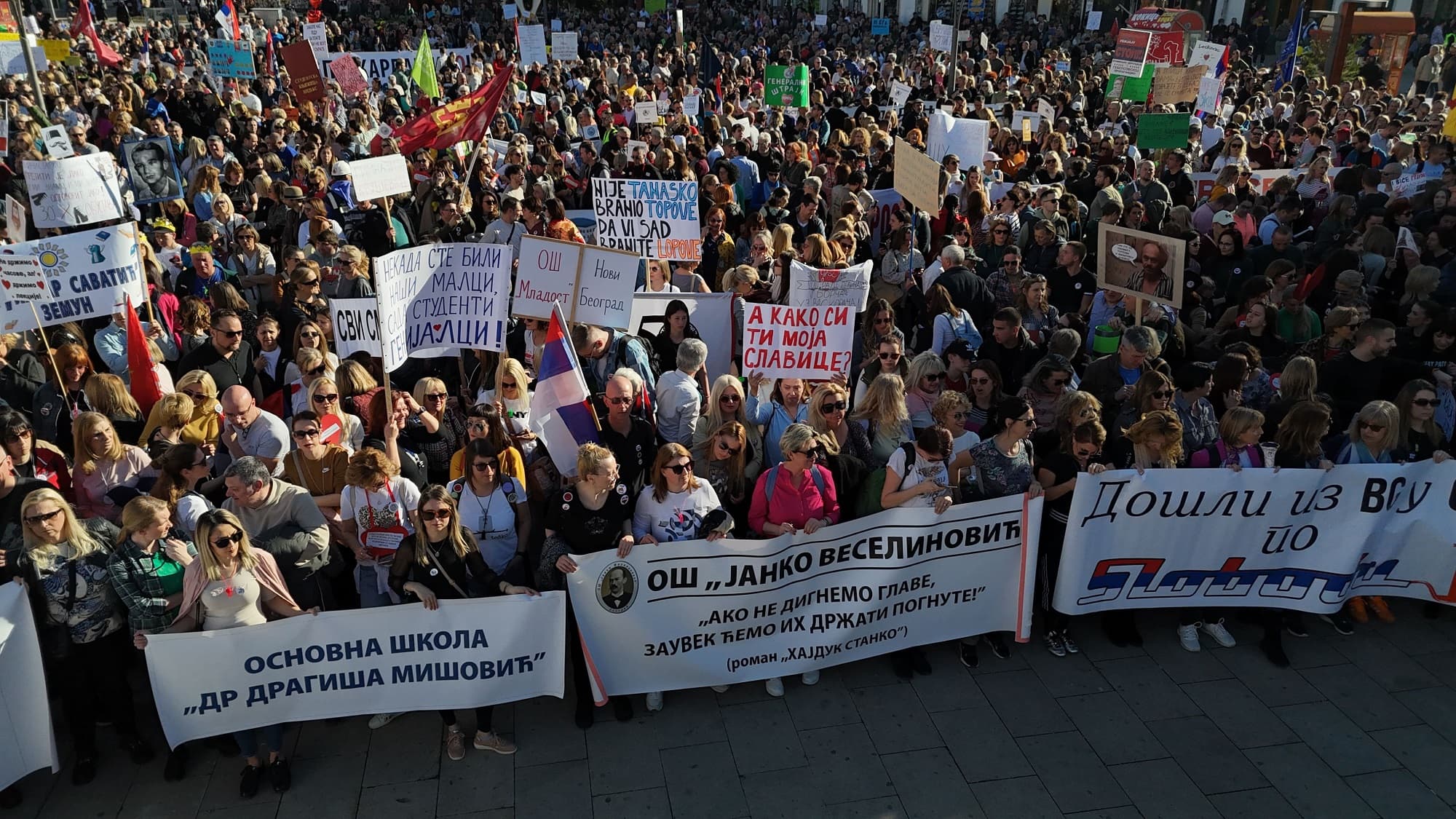 Veliki protest prosvetnih radnika u Čačku: "Obraz je skuplji od plate, svi u generalni štrajk!" (FOTO)