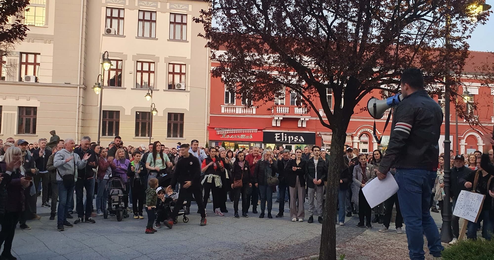 Zbor građana proglasio Aleksandra Vučića i Anu Brnabić nepoželjnim osobama u Čačku (FOTO)