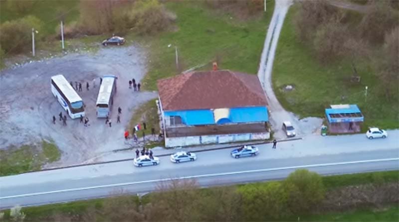 UZINAT: Pešake sa Kosova nedaleko od Gornjeg Milanovca ukrcali u autobuse (VIDEO)