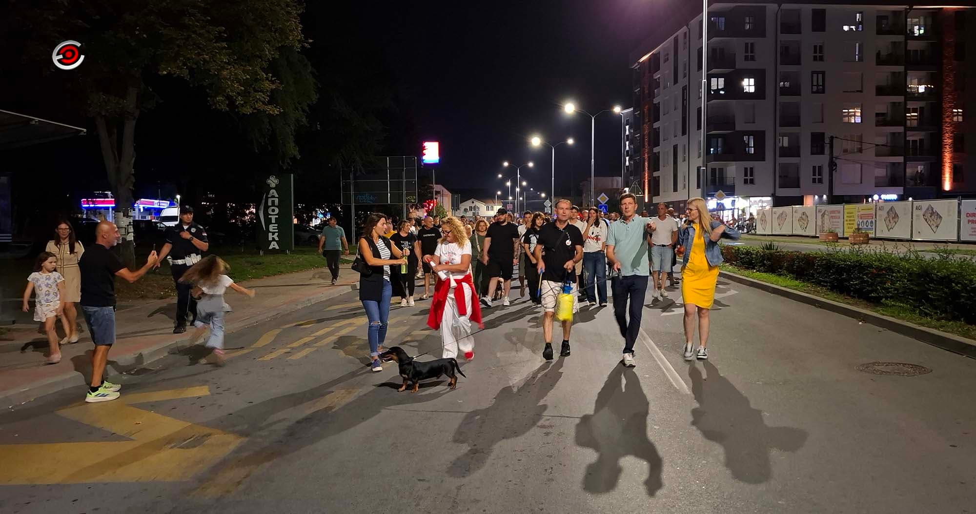 Građani tokom protestne šetnje dezinfikovali i okadili grad (VIDEO)