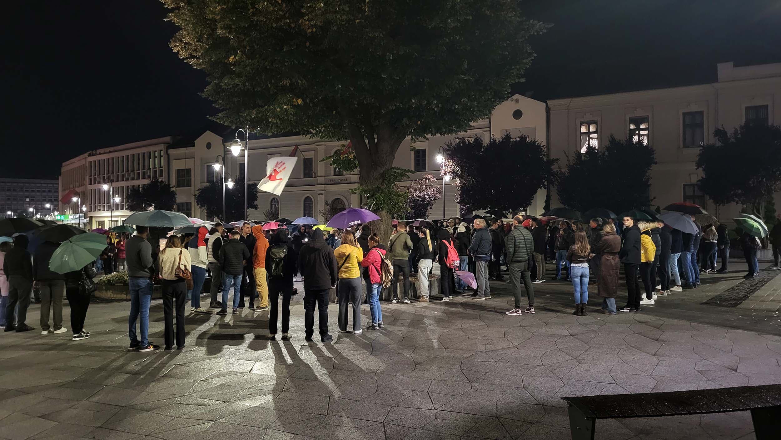 U Čačku održano komemorativno okupljanje povodom 11 meseci od pada nadstrešnice u Novom Sadu (VIDEO)