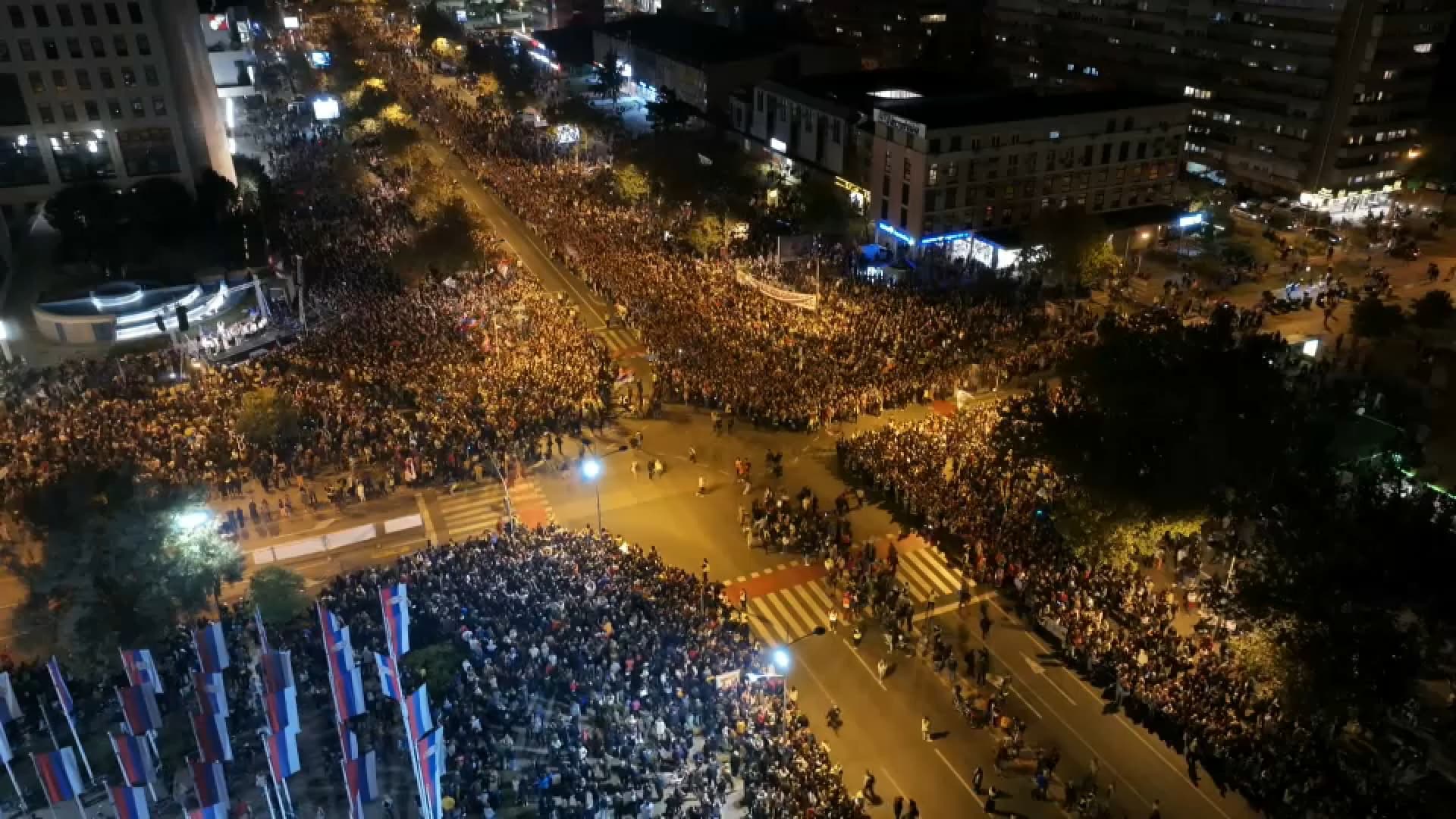Veliki broj građana dočekuje studente u Novom Sadu (VIDEO)