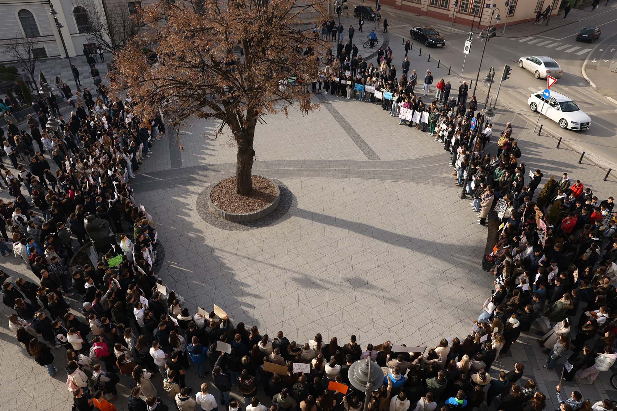 Sedamnaest minuta ćutnje za nastradale u Novom Sadu i studenta Strahinju