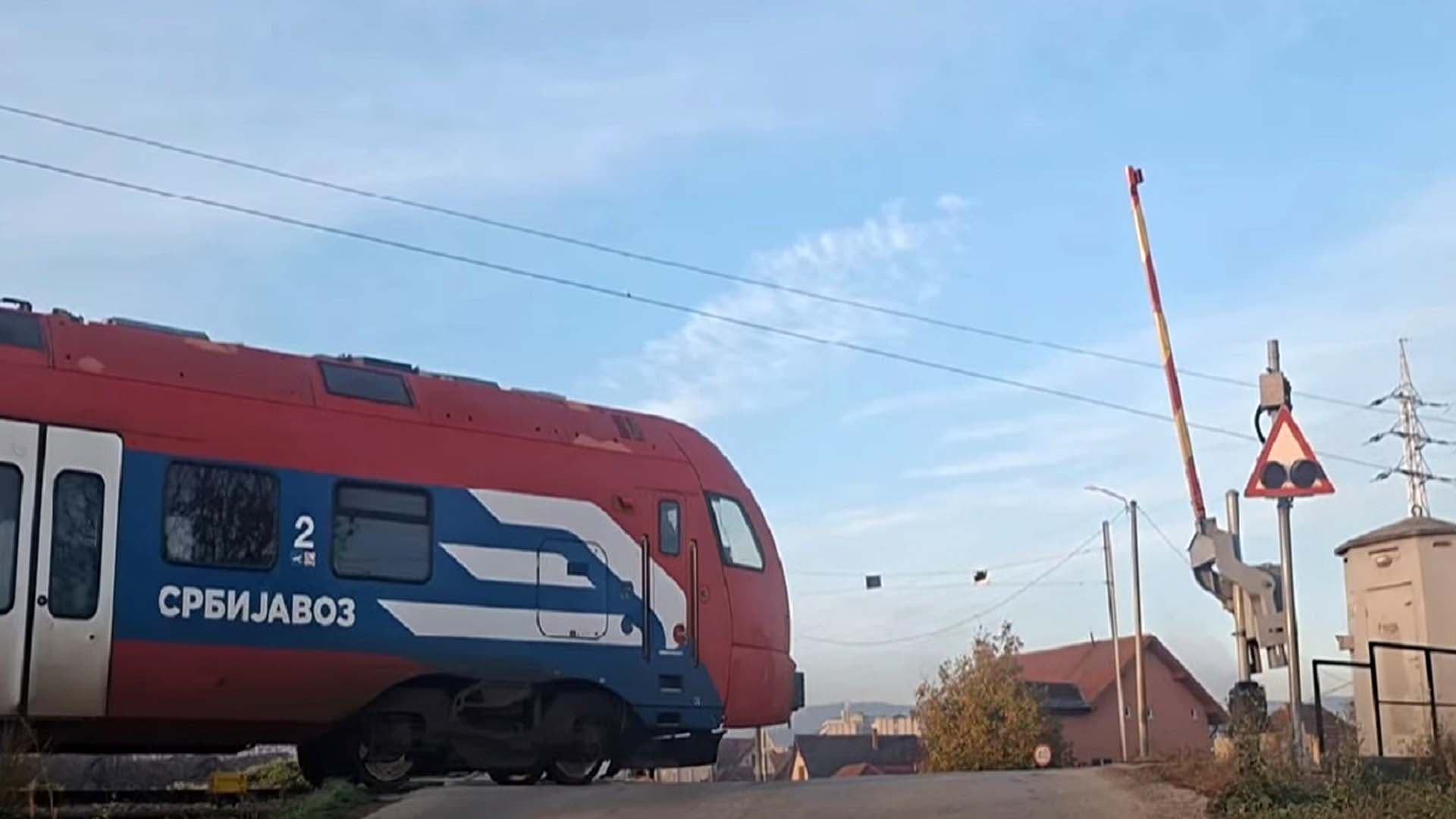 GRAĐANI REPORTERI: Rampa na pružnom prelazu u Atenici podignuta i kada voz prolazi (VIDEO)