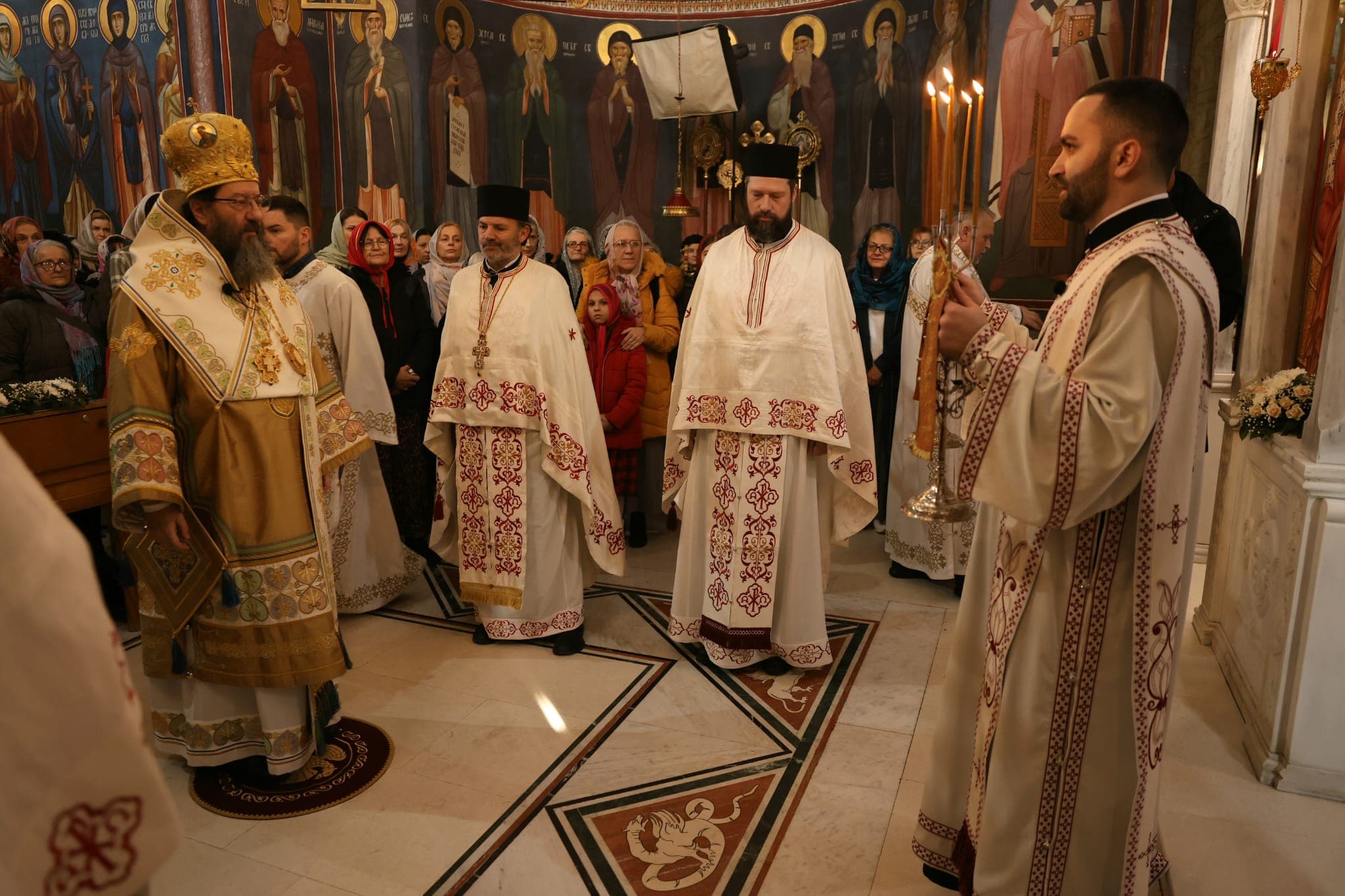 Mitropolit žički Justin bogoslužio u Hramu Svetog kneza Lazara na brdu Ljubiću, prisustvovao veliki broj vernika (FOTO)