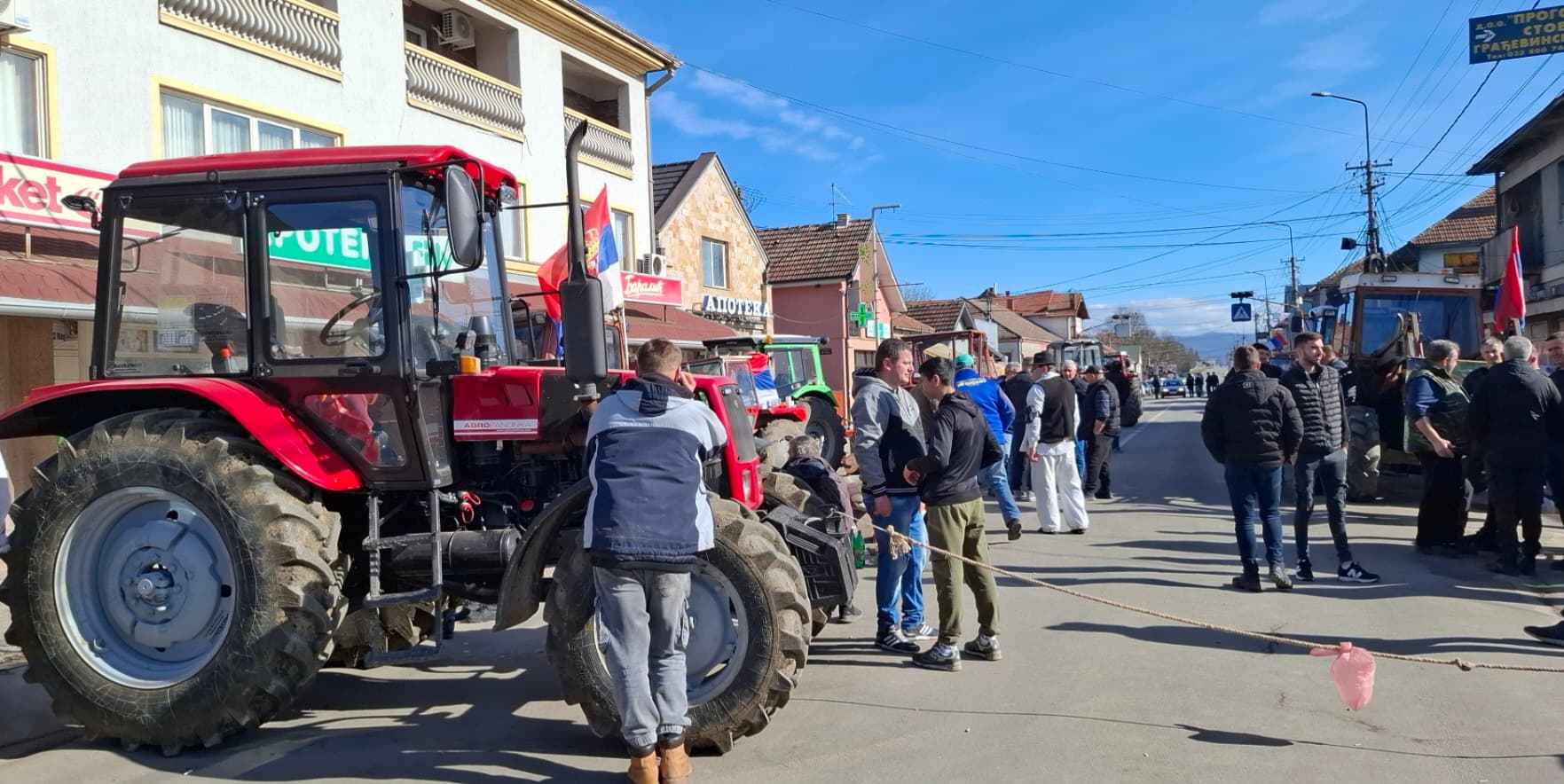 Poljoprivrednici i dalje na blokadi u Mrčajevcima: Niko od nadležnih nam se nije obratio, od nedelje se priključuje jos udruženja širom Srbije