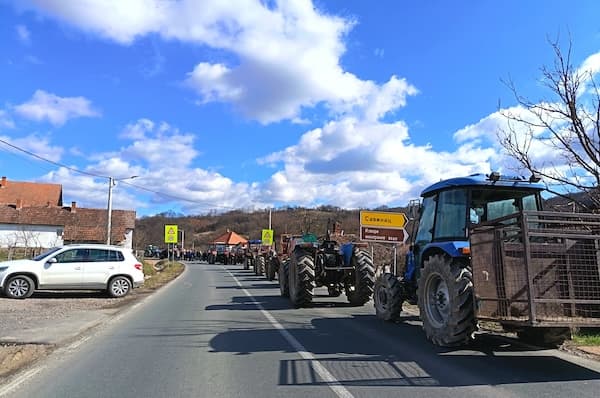 Blokada u Takovu do daljeg: Poljoprivrednici ostaju 24 sata, najavljeno postavljanje šatora