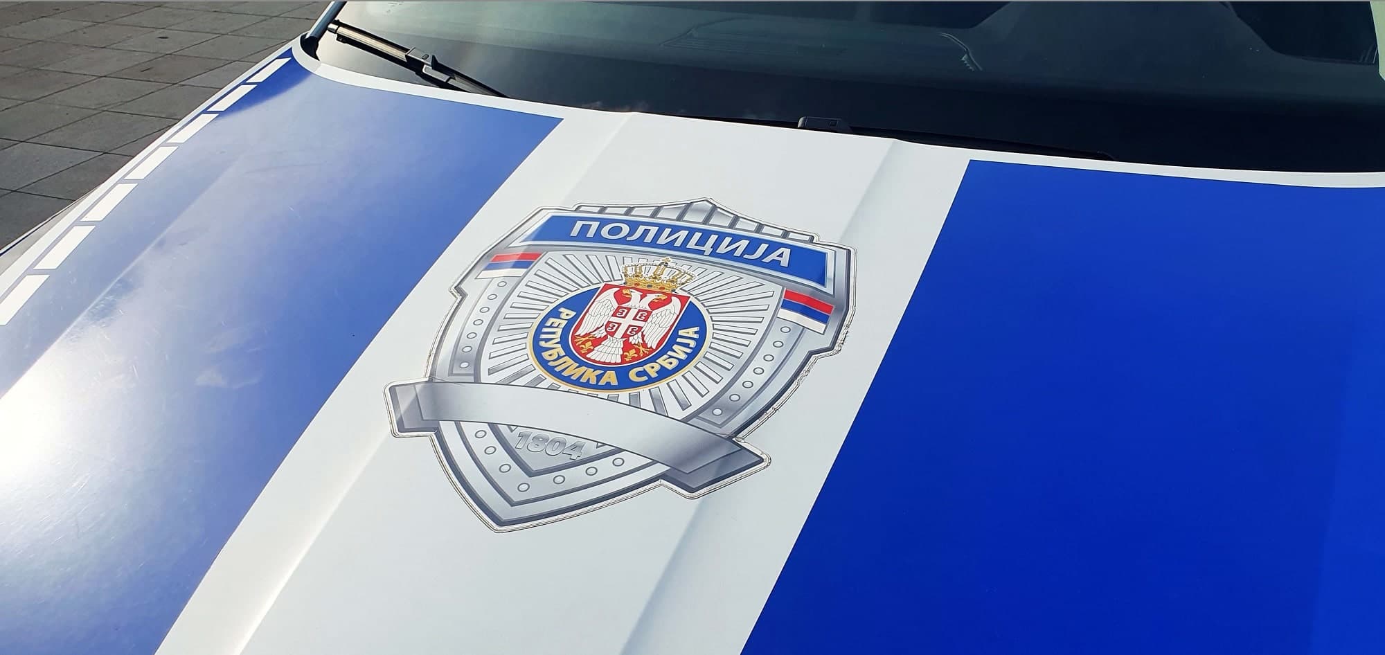Kraljevčanke pokušale da pobegnu policiji, iz automobila izbacile kesu sa više od kilogram kanabisa