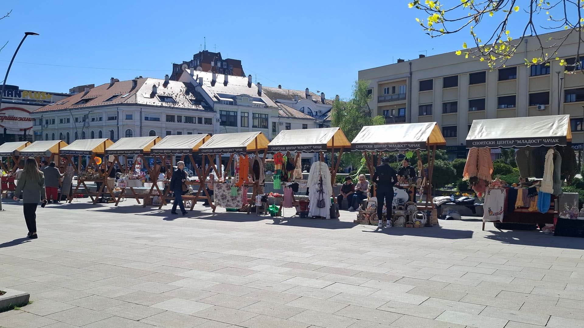 Prolećni sajam meda i cveća na Gradskom trgu u Čačku