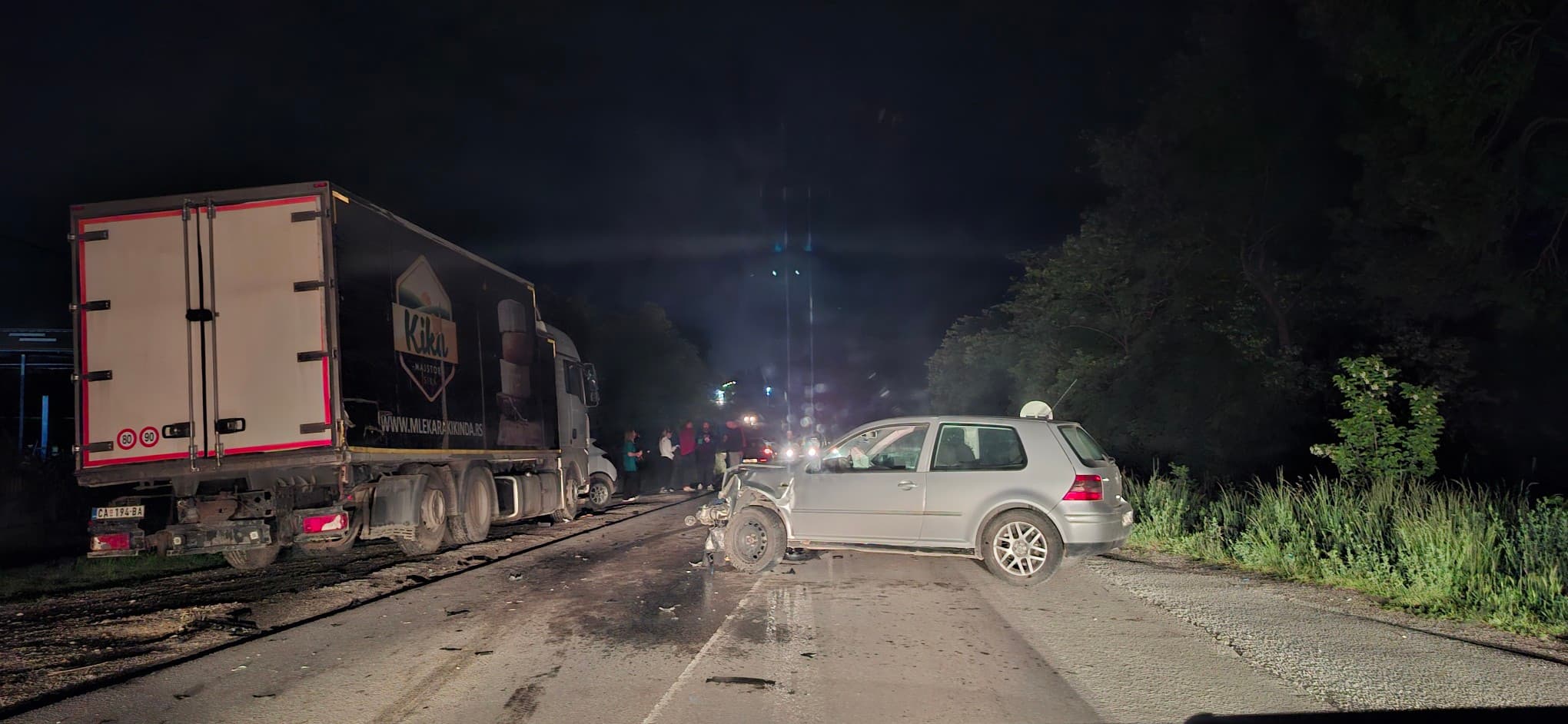Saobraćajni udes na Starom putu Čačak - Kraljevo: Od siline udara jedan automobil završio u kanalu (FOTO)
