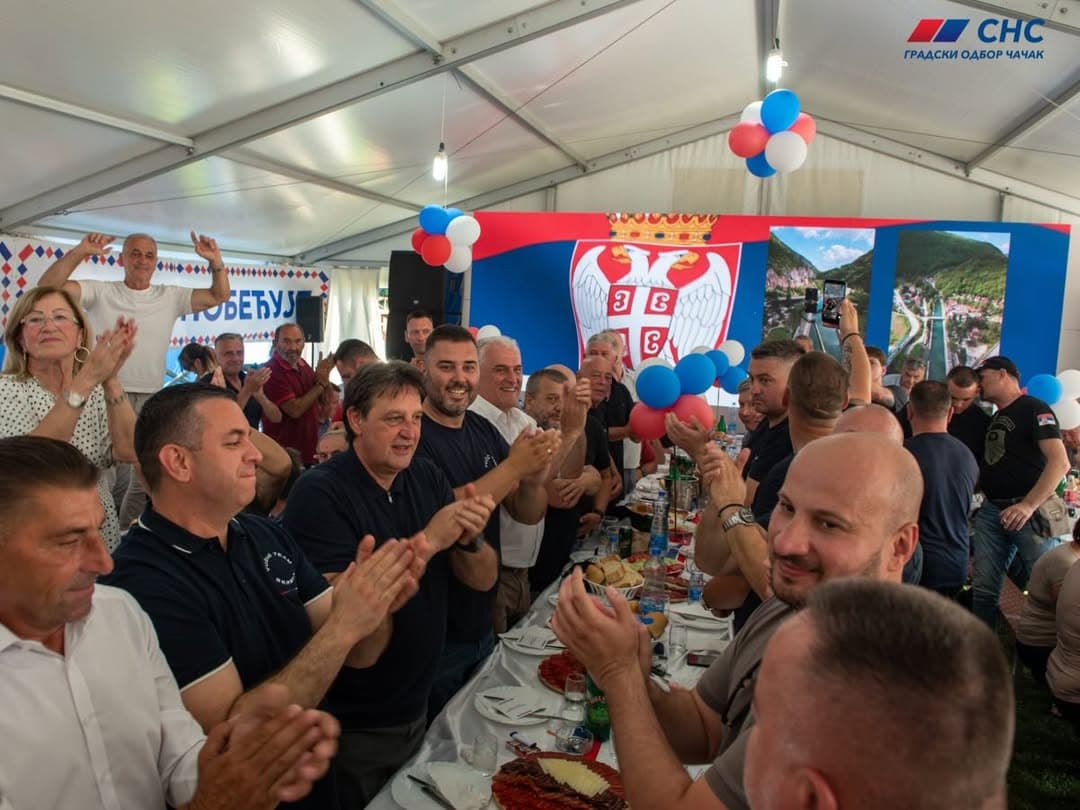 Politički skup pod šatrom u Prijevoru: SNS okupio preko 2.000 ljudi, Gašić poručio da je "snaga u ljudima", opozicija tvrdi da je okupljanje uslov za investicije