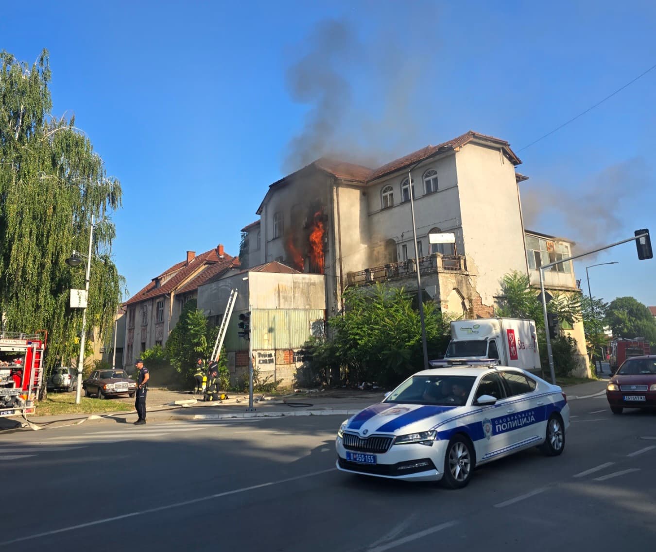 PONOVO GORI STARA MLEKARA U ČAČKU: Drugi požar u samo nekoliko dana, vatrogasci i policija na terenu! (FOTO)