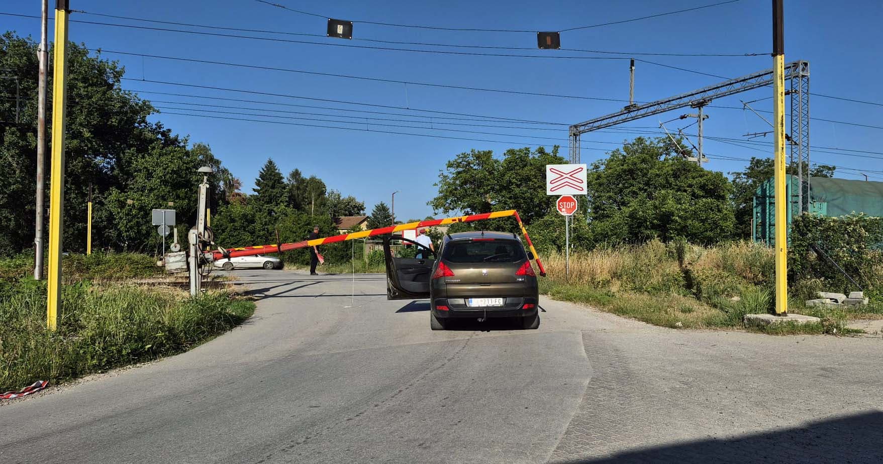 Čačak: Provlačio se kolima ispod spuštene rampe, uništio tuđi automobil, pa pobegao s lica mesta (VIDEO)