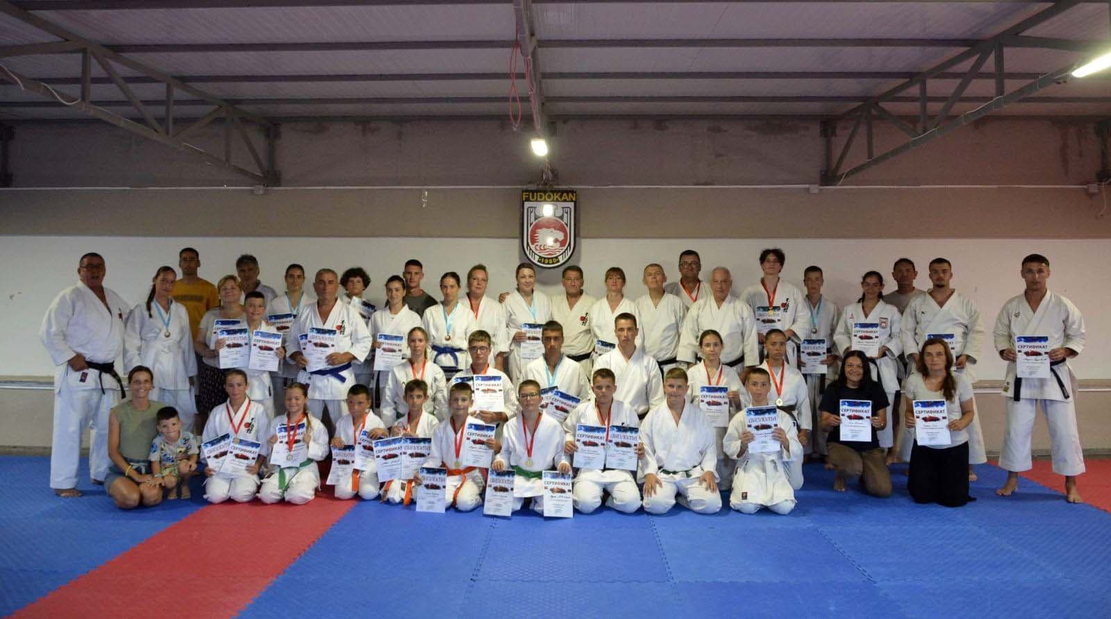 Mladi čačanski karatisti briljirali na letnjem kampu u Bugarskoj