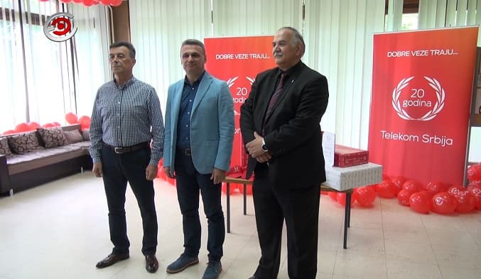 Čačak: Telekom Srbija poklonila kompjutersku opremu školi „1. novembar“ (VIDEO)