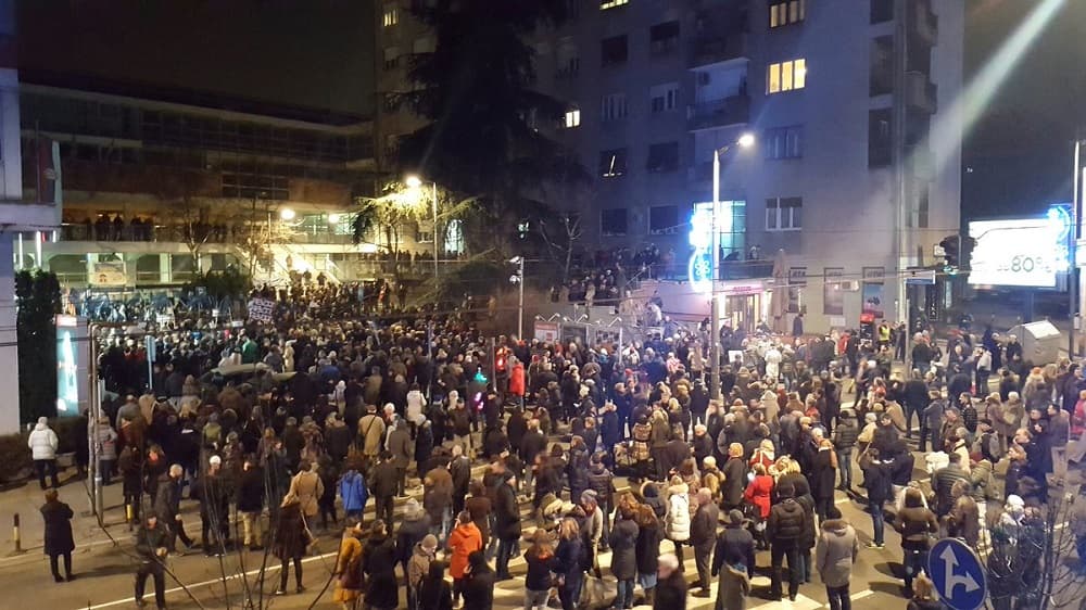Protest opozicije ispred RTS, izviždan Dnevnik