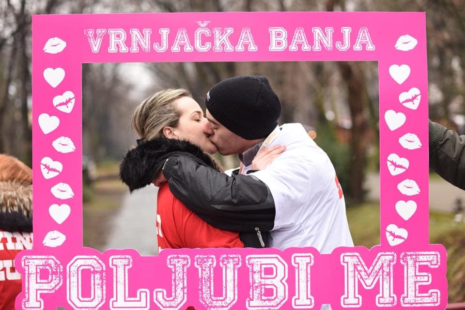 Jubilarni poljubac na Mostu ljubavi u Vrnjačkoj Banji (FOTO)