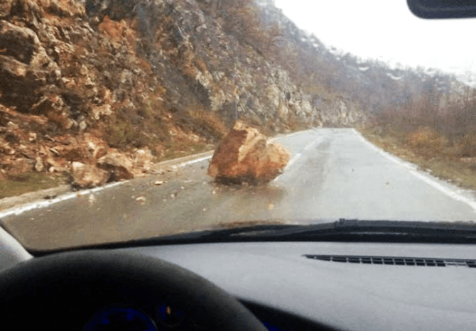 TRAGEDIJA NA GRANICI CRNE GORE I SRBIJE Kamen se odronio sa brda, ubio vozača koji je stajao pored vozila