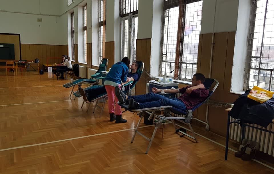 Akcija dobrovoljnog davanja krvi u čačanskoj Gimnaziji (FOTO)