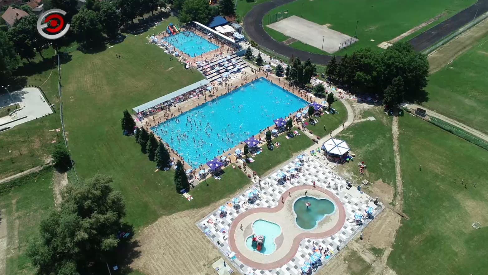 U subotu bila najveća poseta od kada postoje Gradski bazeni u Čačku (SNIMAK DRONOM)