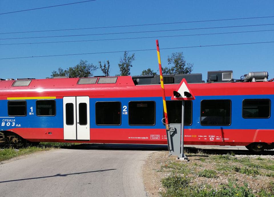 Voz naleteo na skuter na putnom prelazu između Adrana i Čačka, vozač skutera pobegao