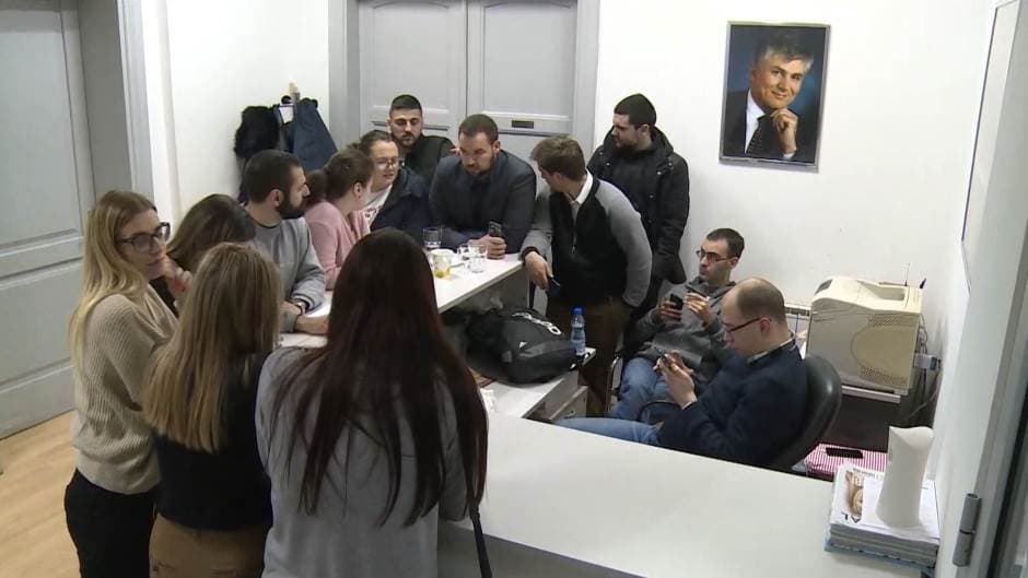 OMLADINA DS ZAUZELA CENTRALU STRANKE "Ostajemo dok se ne poništi nestatutarna odluka"