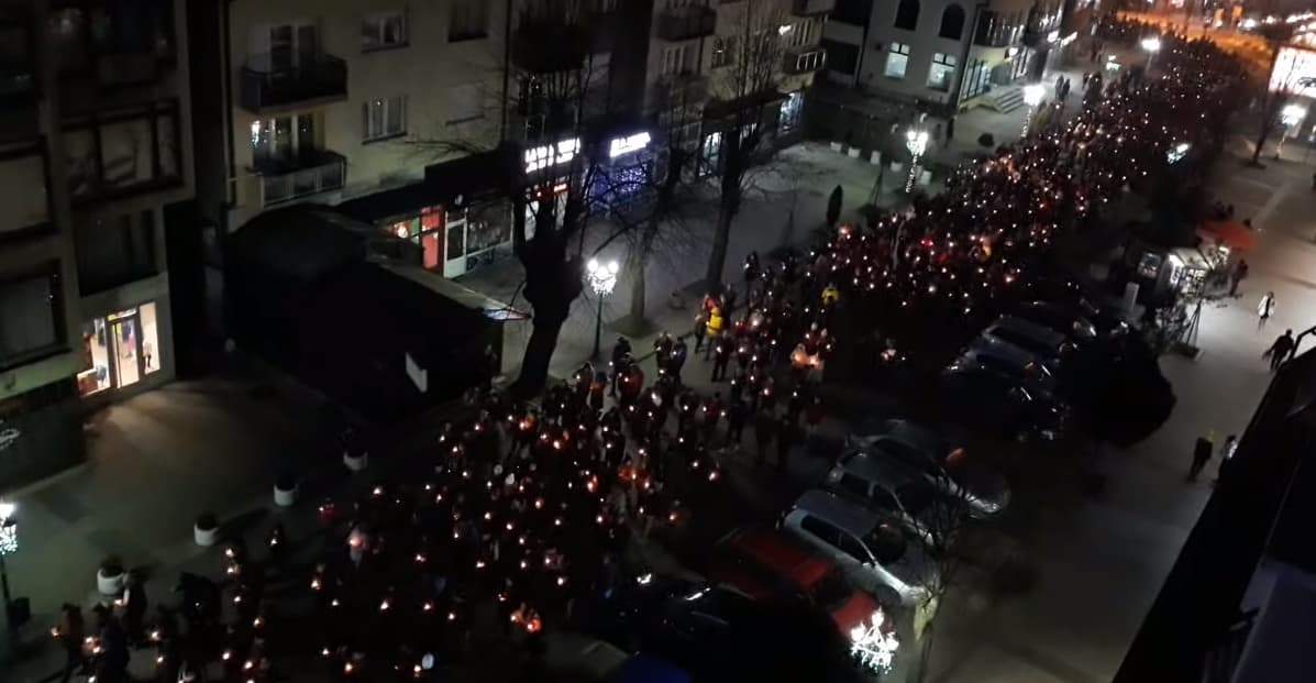 CRNA GORA NA NOGAMA: Mitropolit Amfilohije predvodi desetine hiljada ljudi ulicama Podgorice, Beranci najbrojniji, ustali Žabljak, Andrijevica, Nikšić, Kotor i Bar (VIDEO)