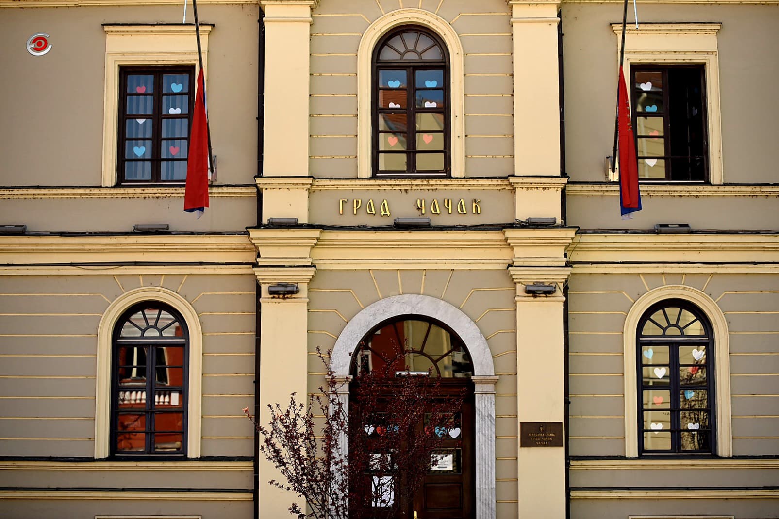 Šarena srca na prozorima Gradske uprave u Čačku (FOTO)