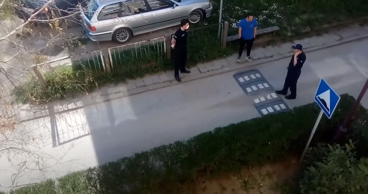 REPORTERI U EPICENTRU: Uhapšen mladić ispred zgrade na Avladžinici (VIDEO)