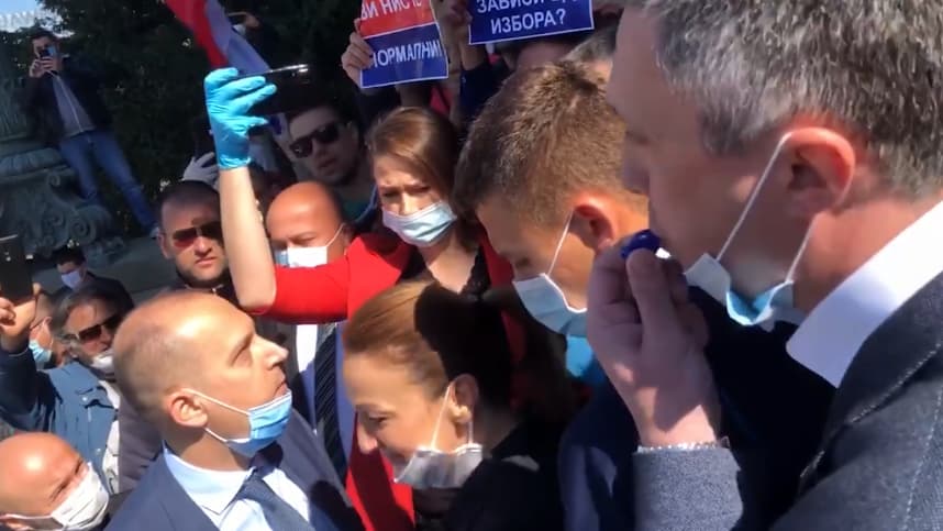 Haos ispred Skupštine, privedeno 15 članova Dveri