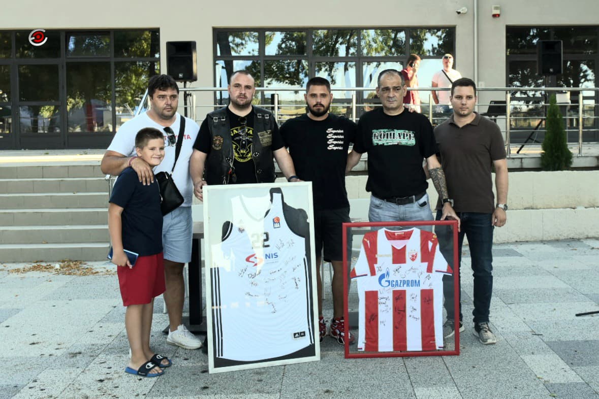 Na humanitarnoj aukciji za Miloša Zarića prodata oba dresa: Svi smo jedan tim! (FOTO)