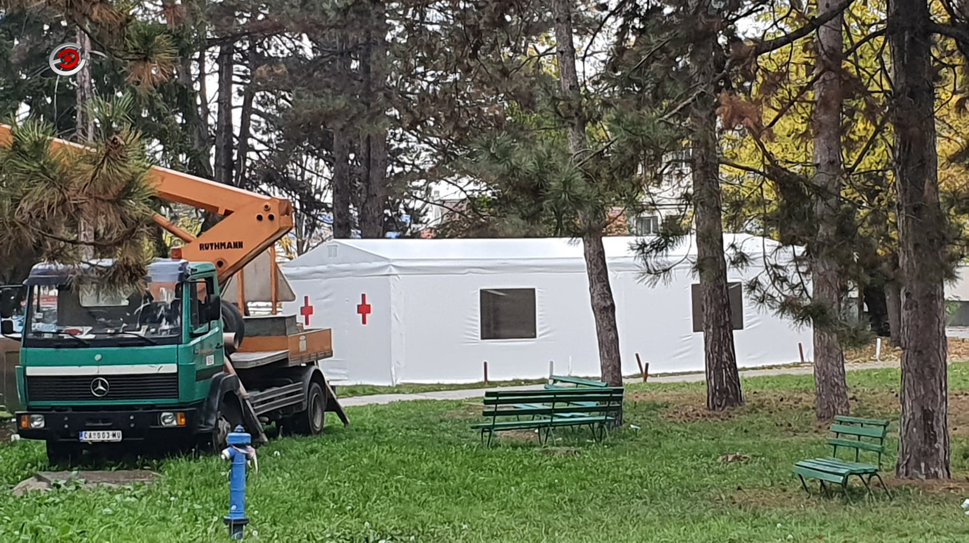 Postavlja se šator ispred Grudnog odeljenja za pacijente koji čekaju na testiranje