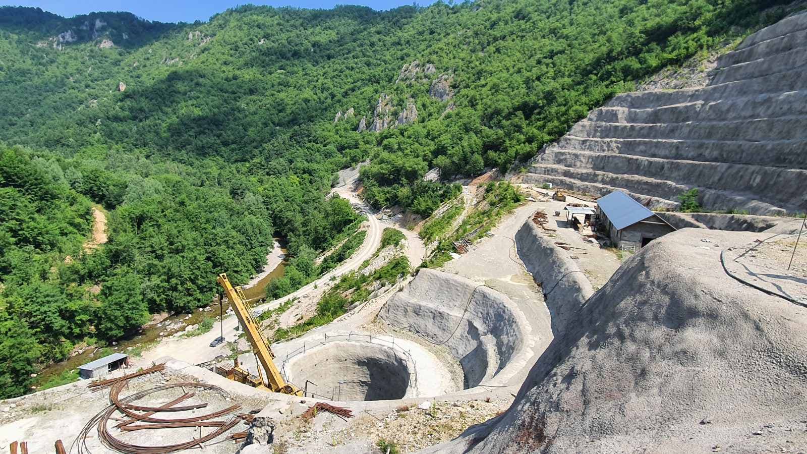 Ministar Nedimović, gradonačelnik Čačka i direktor JVP "Srbijavode" obišli radove na brani u Svračkovu