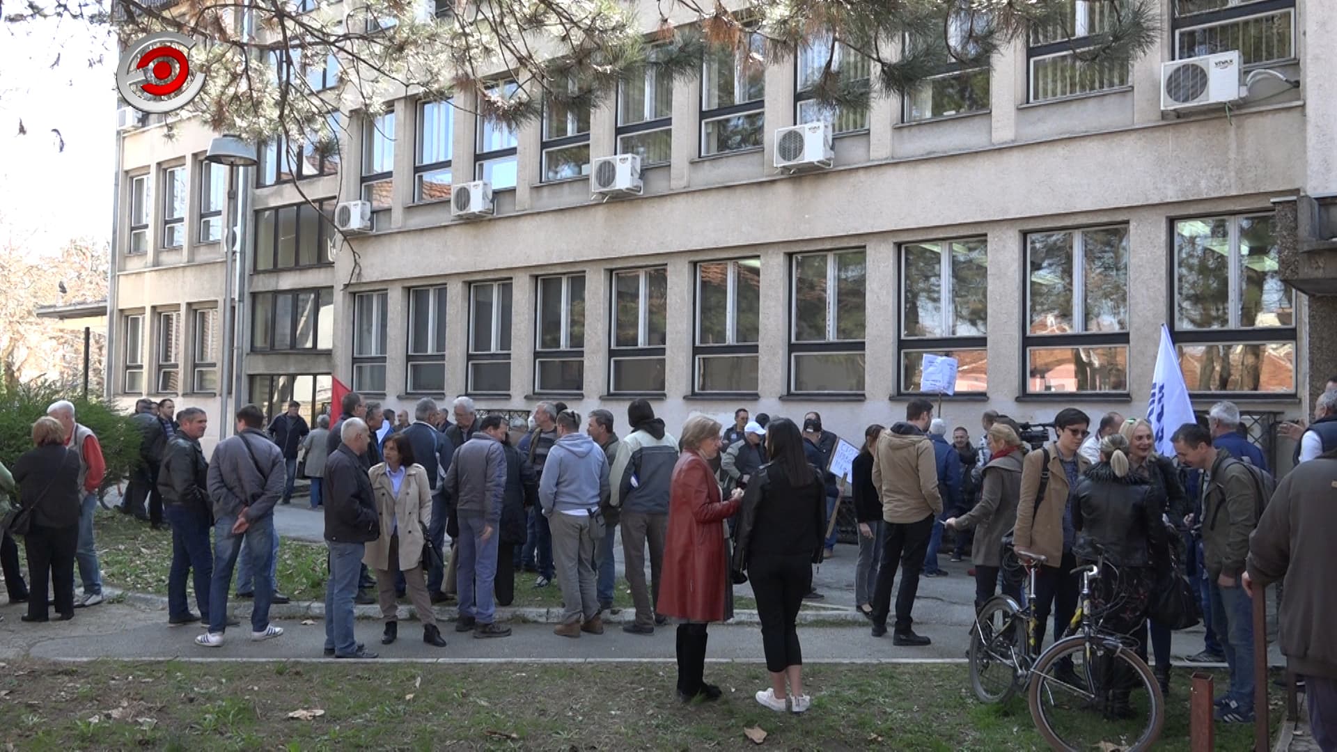 Uveden stečaj u Fabriku reznog alata u Čačku, radnici protestovali ispred suda