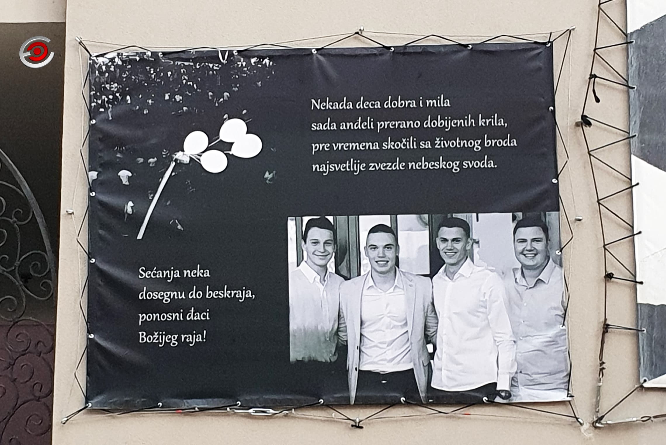 Baner u znak sećanja na Ognjena, Ivana, Nikolu i Luku (FOTO)