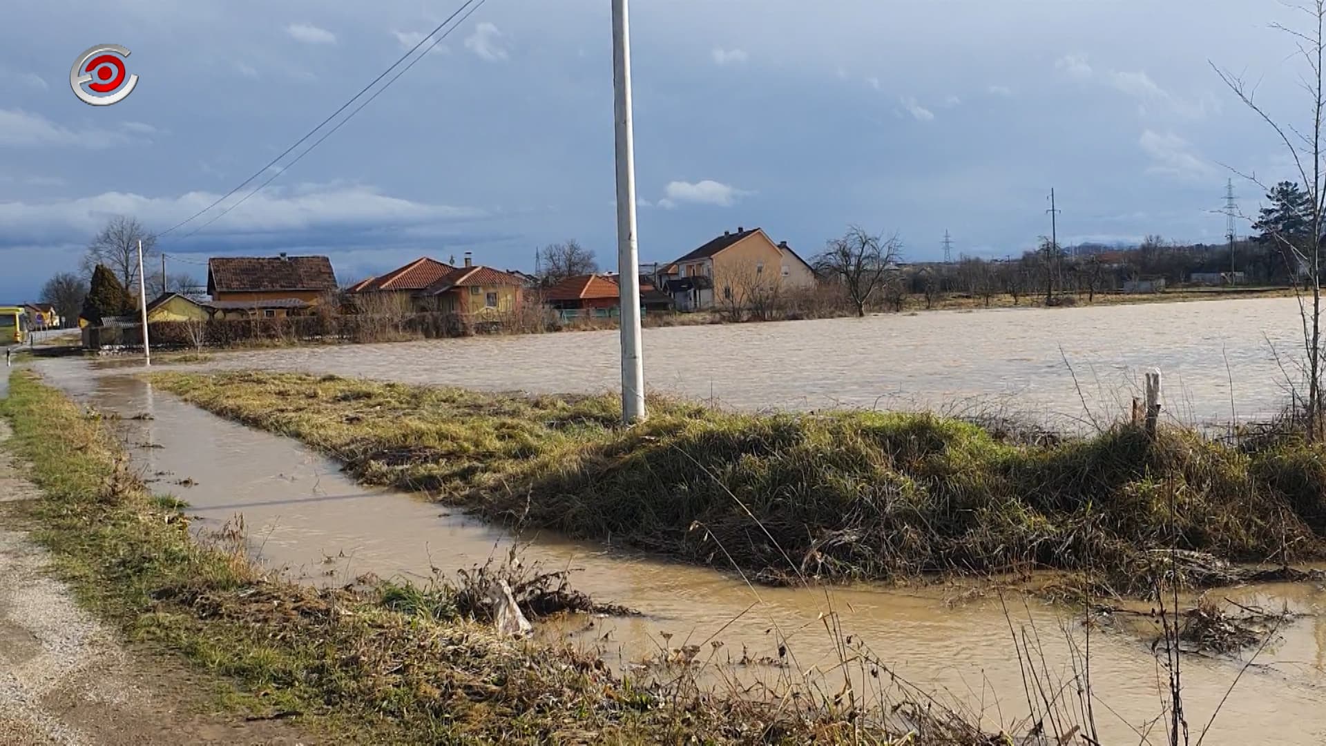 Stari put Čačak - Kraljevo poplavljen od jutros, voda ušla u podrume, garaže (VIDEO)