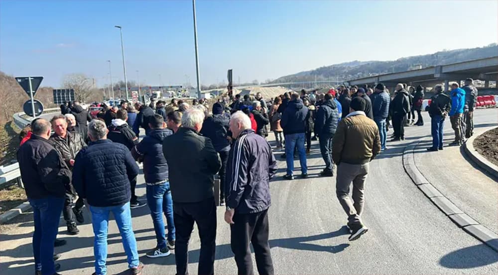 Meštani više sela u podne blokirali Ibarsku magistralu kod Pakovraće zbog oduzete zemlje