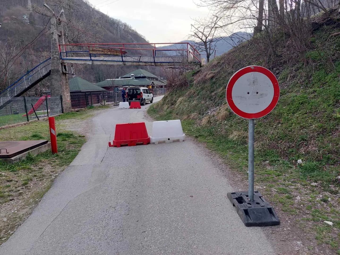 Zbog rizika od potpunog obrušavanja dela visećeg mosta, obustavljen saobraćaj od Ovčar Banje do Nikolja (FOTO)